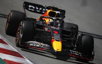 CIRCUIT DE BARCELONA-CATALUNYA, SPAIN - MAY 22: Max Verstappen, Red Bull Racing RB18 during the Spanish GP at Circuit de Barcelona-Catalunya on Sunday May 22, 2022 in Barcelona, Spain. (Photo by Zak Mauger / LAT Images)