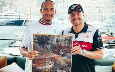 Bottas regala a Hamilton una foto dove è nudo!