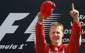 20060909 - MONZA (MILANO) - SPR - FORMULA 1: GRAN PREMIO D'ITALIA. Il  pilota tedesco della Ferrari Michael Schumacher festeggia sul podio la vittoria. DANIEL DAL ZENNARO