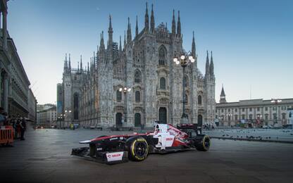 Un'Alfa Romeo al Duomo? Bottas sfreccia per Milano