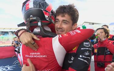 Arthur Leclerc vince in F3, l'abbraccio di Charles