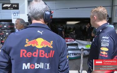 Uomini Red Bull davanti al box Mercedes: cacciati!
