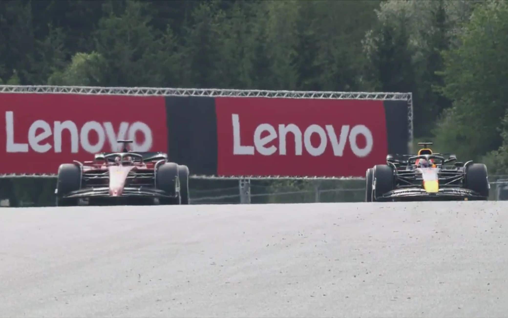 53° GIRO - Rientra Leclerc, poco dopo fa lo stesso Sainz e Verstappen torna primo: due soste a testa. Ma Leclerc non molla è lo passa di nuovo: è terzo sorpasso della gara!