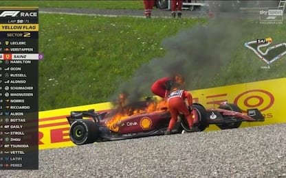 Rabbia Sainz, fiamme dalla Ferrari. FOTO e VIDEO