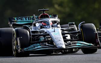 epa10097392 British Formula One driver George Russell of Mercedes-AMG Petronas in action during the second practice of the Formula One Grand Prix of Hungary at the Hungaroring circuit in Mogyorod, near Budapest, Hungary, 29 July 2022. The Formula One Grand Prix of Hungary will take place on 31 July 2022.  EPA/CHRISTIAN BRUNA