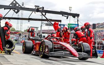 HUNGARORING, HUNGARY - JULY 31: Charles Leclerc, Ferrari F1-75, makes a pit stop during the Hungarian GP at Hungaroring on Sunday July 31, 2022 in Budapest, Hungary. (Photo by Steven Tee / LAT Images)