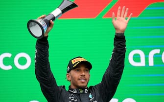 epa10100175 Second placed Mercedes driver Lewis Hamilton of Great Britain celebrates on the podium  after the Formula One Grand Prix of Hungary at the Hungaroring circuit in Mogyorod, near Budapest, Hungary, 31 July 2022.  EPA/Zsolt Czegledi HUNGARY OUT