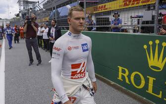 epa10063525 German Formula One driver Mick Schumacher of Haas F1 Team walks to the starting grid ahead of the Formula One Grand Prix of Austria at the Red Bull Ring in Spielberg, Austria, 10 July 2022.  EPA/RONALD WITTEK
