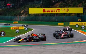 CIRCUIT DE SPA FRANCORCHAMPS, BELGIUM - AUGUST 26: Max Verstappen, Red Bull Racing RB18, leads Charles Leclerc, Ferrari F1-75, and Nicholas Latifi, Williams FW44 during the Belgian GP at Circuit de Spa Francorchamps on Friday August 26, 2022 in Spa, Belgium. (Photo by Zak Mauger / LAT Images)