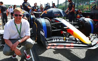 SPA, BELGIUM - AUGUST 28: Kevin de Bruyne poses for a photo with the car of Max Verstappen of the Netherlands and Oracle Red Bull Racing on the grid during the F1 Grand Prix of Belgium at Circuit de Spa-Francorchamps on August 28, 2022 in Spa, Belgium. (Photo by Mark Thompson/Getty Images)