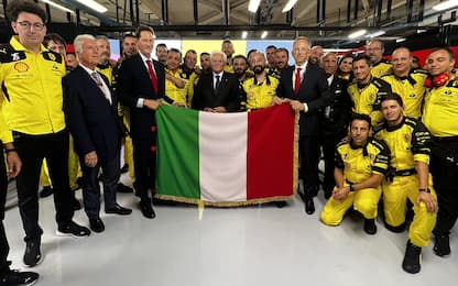 Il Presidente Mattarella visita il box Ferrari