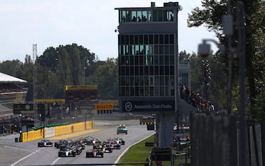 AUTODROMO NAZIONALE MONZA, ITALY - SEPTEMBER 11: Charles Leclerc, Ferrari F1-75, leads George Russell, Mercedes W13, Daniel Ricciardo, McLaren MCL36, Pierre Gasly, AlphaTauri AT03, and the rest of the field at the start during the Italian GP at Autodromo Nazionale Monza on Sunday September 11, 2022 in Monza, Italy. (Photo by Zak Mauger / LAT Images)