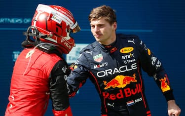 RED BULL RING, AUSTRIA - JULY 10: Charles Leclerc, Ferrari, 1st position, and Max Verstappen, Red Bull Racing, 2nd position, congratulate each other after the race during the Austrian GP at Red Bull Ring on Sunday July 10, 2022 in Spielberg, Austria. (Photo by Steven Tee / LAT Images)