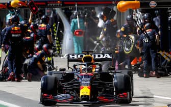 AUTÃ³DROMO JOSÃ© CARLOS PACE, BRAZIL - NOVEMBER 14: Max Verstappen, Red Bull Racing RB16B, leaves his pit box after a stop during the Brazilian GP at AutÃ³dromo JosÃ© Carlos Pace on Sunday November 14, 2021 in Sao Paulo, Brazil. (Photo by Zak Mauger / LAT Images)