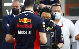 YAS MARINA CIRCUIT, UNITED ARAB EMIRATES - DECEMBER 13: Red Bull engineers on the grid during the Abu Dhabi GP at Yas Marina Circuit on Sunday December 13, 2020 in Abu Dhabi, United Arab Emirates. (Photo by Andy Hone / LAT Images)