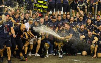 YAS MARINA CIRCUIT, UNITED ARAB EMIRATES - DECEMBER 12: Max Verstappen, Red Bull Racing, 1st position, Christian Horner, Team Principal, Red Bull Racing, and the Red Bull team celebrate Championship victory during the Abu Dhabi GP at Yas Marina Circuit on Sunday December 12, 2021 in Abu Dhabi, United Arab Emirates. (Photo by Mark Sutton / Sutton Images)