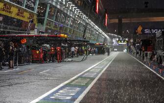 MARINA BAY STREET CIRCUIT, SINGAPORE - OCTOBER 02: Heavy rain at Singapore F1 track during the Singapore GP at Marina Bay Street Circuit on Sunday October 02, 2022 in Singapore, Singapore. (Photo by Carl Bingham / LAT Images)