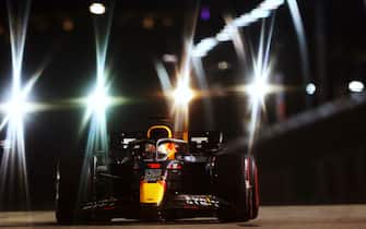 MARINA BAY STREET CIRCUIT, SINGAPORE - SEPTEMBER 30: Max Verstappen, Red Bull Racing RB18 during the Singapore GP at Marina Bay Street Circuit on Friday September 30, 2022 in Singapore, Singapore. (Photo by Glenn Dunbar / LAT Images)