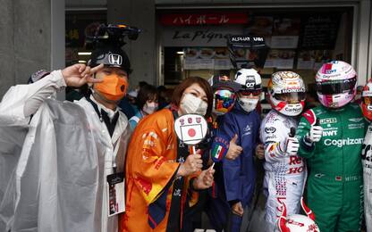 La pioggia non li ferma: i tifosi a Suzuka