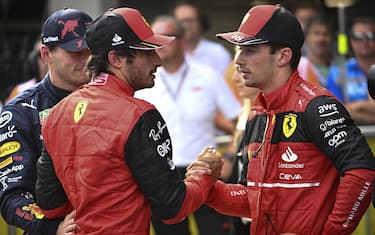 epa10061938 Second placed Monaco's Formula One driver Charles Leclerc (R) of Scuderia Ferrari, shakes hands with teammate Spanish Formula One driver Carlos Sainz of Scuderia Ferrari, next to winner Dutch Formula One driver Max Verstappen (L) of Red Bull Racing at the end of the Sprint Race of the Formula One Grand Prix of Austria at the Red Bull Ring in Spielberg, Austria, 09 July 2022.  EPA/CHRISTIAN BRUNA / POOL