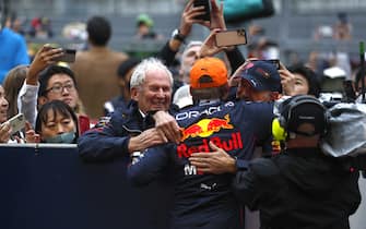 SUZUKA, JAPAN - OCTOBER 09: Max Verstappen, Red Bull Racing, 1st position, celebrates with Helmut Marko, Consultant, in Parc Ferme during the Japanese GP at Suzuka on Sunday October 09, 2022 in Suzuka, Japan. (Photo by Sam Bloxham / LAT Images)