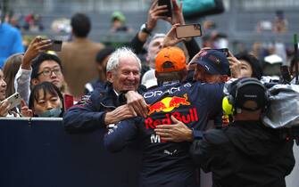 SUZUKA, JAPAN - OCTOBER 09: Max Verstappen, Red Bull Racing, 1st position, celebrates with Helmut Marko, Consultant, in Parc Ferme during the Japanese GP at Suzuka on Sunday October 09, 2022 in Suzuka, Japan. (Photo by Sam Bloxham / LAT Images)