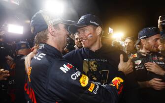 10/9/2022 - Max Verstappen, Red Bull Racing, 1st position, celebrates World Championship victory with his team during the Formula 1 Japanese Grand Prix in Suzuka, Japan. (Photo by Zak Mauger/Motorsport Images/Sipa USA) France OUT, UK OUT