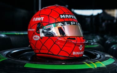 Ocon diventa Spiderman: il casco ad Austin