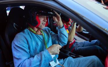 Che scena! Leclerc-Brad Pitt, il giro in Ferrari