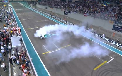 Vettel, i donuts ad Abu Dhabi per salutare la F1
