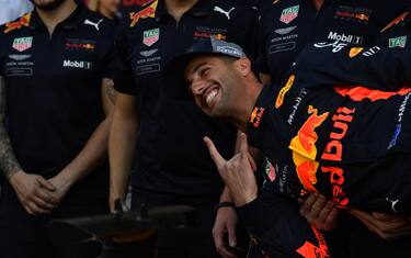 YAS MARINA CIRCUIT, UNITED ARAB EMIRATES - NOVEMBER 22: Daniel Ricciardo, Red Bull Racing and mechanics at the team photo during the Abu Dhabi GP at Yas Marina Circuit on November 22, 2018 in Yas Marina Circuit, United Arab Emirates. (Photo by Mark Sutton / Sutton Images)