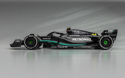 "Back in black", la Mercedes svela la nuova W14