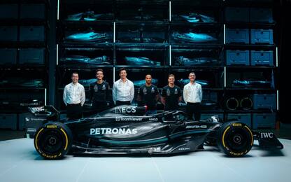 La Mercedes torna nera: presentata la W14
