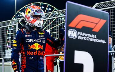 Verstappen in pole a Sakhir. Leclerc 3° e Sainz 4°