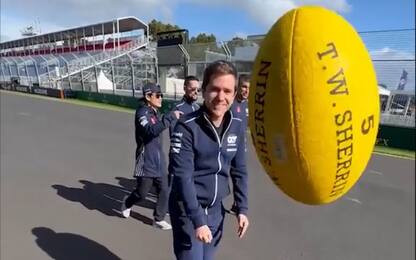 AlphaTauri, la pit walk giocando a rugby. VIDEO
