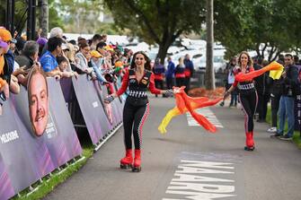 MELBOURNE GRAND PRIX CIRCUIT, AUSTRALIA - MARCH 30: Entertainers on rollerskates during the Australian GP at Melbourne Grand Prix Circuit on Thursday March 30, 2023 in Melbourne, Australia. (Photo by Simon Galloway / LAT Images)