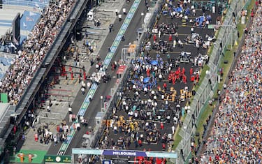 MELBOURNE GRAND PRIX CIRCUIT, AUSTRALIA - APRIL 10: The busy pre race grid as seen from above during the Australian GP at Melbourne Grand Prix Circuit on Sunday April 10, 2022 in Melbourne, Australia. (Photo by Andy Hone / LAT Images)
