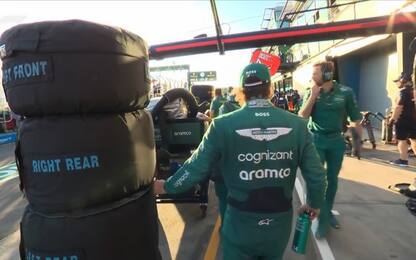 Alonso fa proprio tutto, anche... il gommista