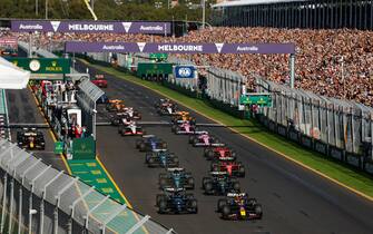 MELBOURNE GRAND PRIX CIRCUIT, AUSTRALIA - APRIL 02: Max Verstappen, Red Bull Racing RB19, leads George Russell, Mercedes F1 W14, Sir Lewis Hamilton, Mercedes F1 W14, Fernando Alonso, Aston Martin AMR23, Carlos Sainz, Ferrari SF-23, and the rest of the field at the start during the Australian GP at Melbourne Grand Prix Circuit on Sunday April 02, 2023 in Melbourne, Australia. (Photo by Zak Mauger / LAT Images)