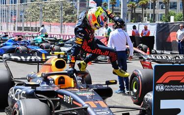 Perez domina a Baku: Verstappen 2°, Leclerc 3°