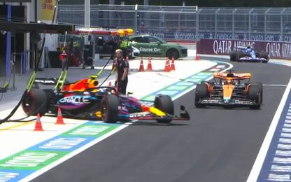 Brivido Perez! McLaren sfiorata all'uscita dai box