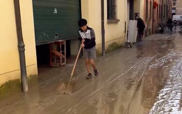 Alluvione, Tsunoda aiuta Faenza: pulisce le strade