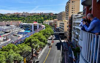 CIRCUIT DE MONACO, MONACO - MAY 23: Max Verstappen, Red Bull Racing RB16B, leads Valtteri Bottas, Mercedes W12, Carlos Sainz, Ferrari SF21, Lando Norris, McLaren MCL35M, and the rest of the field at the start during the Monaco GP at Circuit de Monaco on Sunday May 23, 2021 in Monte Carlo, Monaco. (Photo by Jerry Andre / LAT Images)