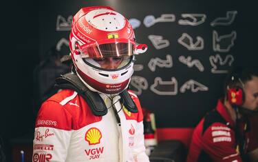Leclerc in bianco: tuta speciale per Monaco