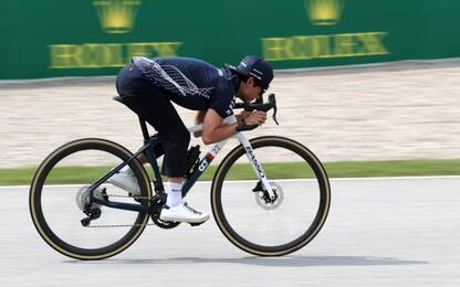 Tsunoda, prove di aerodinamica... in bici