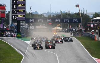 CIRCUIT DE BARCELONA-CATALUNYA, SPAIN - JUNE 04: Max Verstappen, Red Bull Racing RB19, leads Carlos Sainz, Ferrari SF-23, Sir Lewis Hamilton, Mercedes F1 W14, Lance Stroll, Aston Martin AMR23, Lando Norris, McLaren MCL60, and the rest of the field at the start during the Spanish GP  at Circuit de Barcelona-Catalunya on Sunday June 04, 2023 in Barcelona, Spain. (Photo by Mark Sutton / Sutton Images)