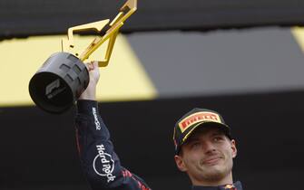 CIRCUIT GILLES-VILLENEUVE, CANADA - JUNE 18: Max Verstappen, Red Bull Racing, 1st position, lifts the winners trophy during the Canadian GP at Circuit Gilles-Villeneuve on Sunday June 18, 2023 in Montreal, Canada. (Photo by Zak Mauger / LAT Images)