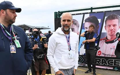 Guardiola multato, niente selfie al poliziotto