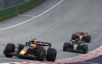 RED BULL RING, AUSTRIA - JULY 02: Sergio Perez, Red Bull Racing RB19, leads Sir Lewis Hamilton, Mercedes F1 W14, and Carlos Sainz, Ferrari SF-23 during the Austrian GP at Red Bull Ring on Sunday July 02, 2023 in Spielberg, Austria. (Photo by Zak Mauger / LAT Images)