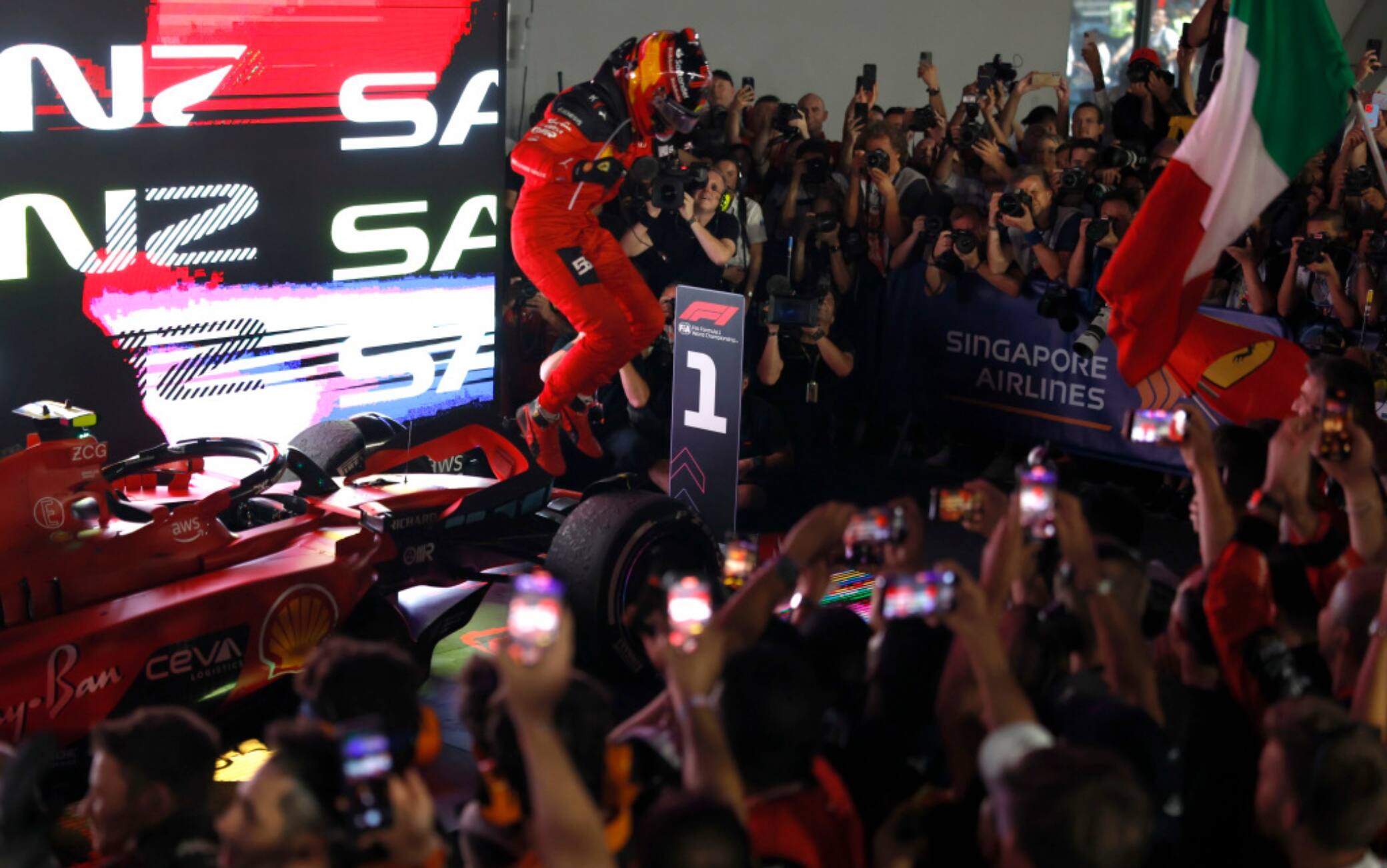 Carlos Sainz festeggia la prima vittoria in Ferrari a Singapore 2023